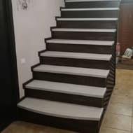 Отделка лестниц деревом в Москве