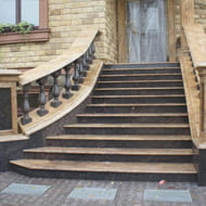 Отделка лестниц травертином в Москве