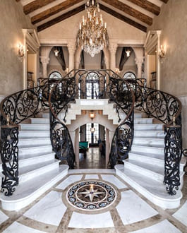 Зеркальная лестница в Мытищах