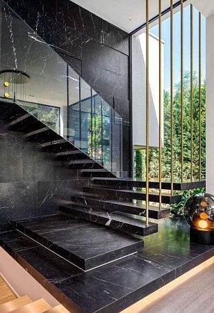 Облицовка лестниц мрамором в Москве - пример выполнения