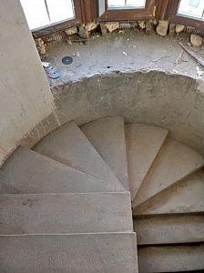 Полнотелая монолитная лестницы из бетона