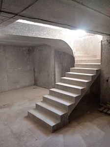 Полнотелая монолитная лестницы из бетона