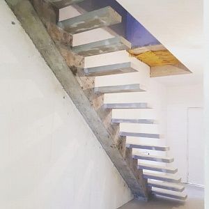 Парящая лестница из бетона на косоуре