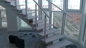 Лестница на бетонном монокосоуре