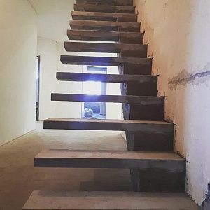 Парящая лестница из бетона на косоуре