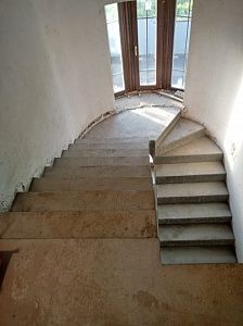 Полнотелая монолитная лестницы из бетона